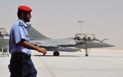 Un soldat émirati devant un avion de chasse Rafale français dans une base militaire proche d'Abu Dhabi, le 25 mai 2009. (Crédit : Eric Feferberg/AFP)