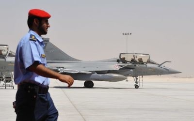 Un soldat émirati devant un avion de chasse Rafale français dans une base militaire proche d'Abu Dhabi, le 25 mai 2009. (Crédit : Eric Feferberg/AFP)