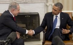 Poignée de main entre Barack Obama et Benjamin Netanyahu lors d'une rencontre à la Maison Blanche, le 3 mars 2014. (Crédit photo: Saul Loeb/AFP)