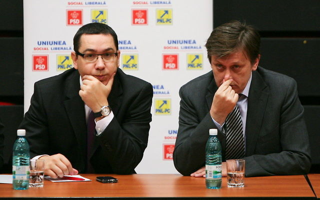 Victor Ponta (g) et Crin Antonescu (Crédit : ANTI.USL/Wikimedia commons/CC BY 2.0)
