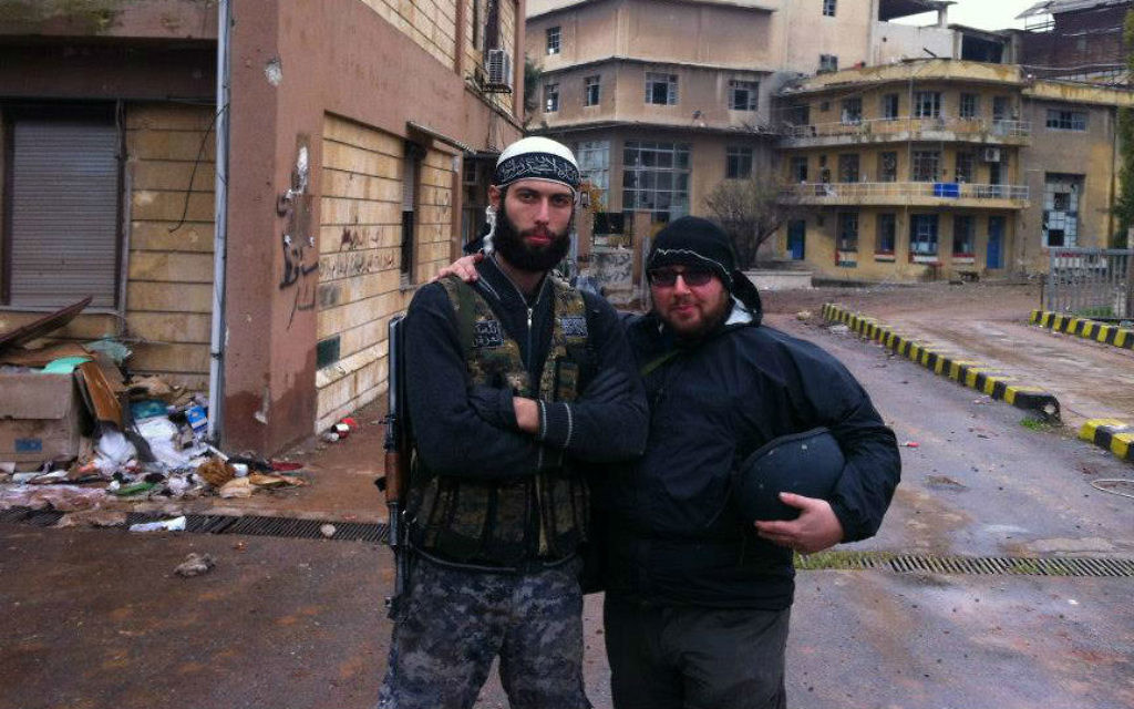 Steven Sotloff (droite) en Syrie en 2012 (Crédit : Facebook/Oren Kessler)