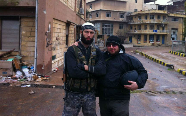 Steven Sotloff (droite) en Syrie en 2012 (Crédit : Facebook/Oren Kessler)