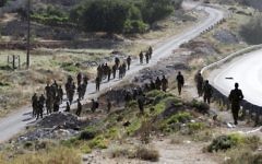 Des soldats entamant les recherches dans le village de Hallul près de la ville de Hébron en Cisjordanie, le 29 juin 2014. (Crédit : AFP/Hazem Bader)