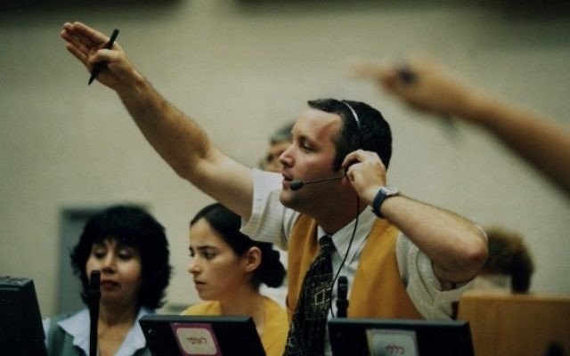 Un broker à la Bourse de Tel Aviv (Crédit : Moshe Shai/Flash90)