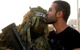 Un Palestinien embrasse un membre armé du Hamas - 27 août 2014 à Chajaya (Crédit : Abed Rahim Khatib/Flash90]