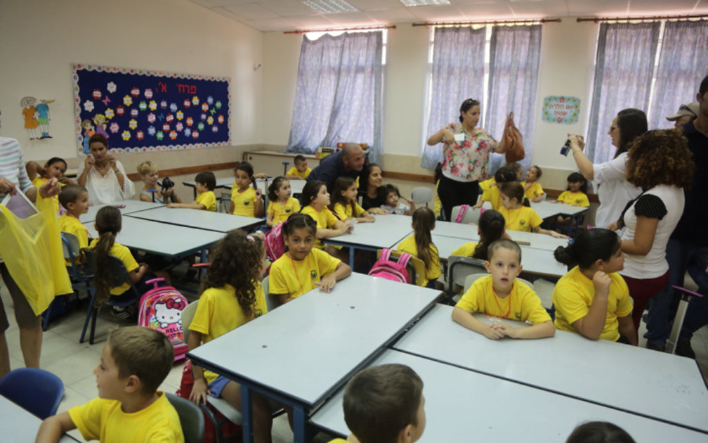 Des élèves de CP sont accueillis à l'école primaire Ben Yehezkel d'Ashkelon, le jour de la rentrée scolaire, le 1er septembre 2014. Illustration. (Crédit : Edi Israël/Flash90) Des élèves de CP sont accueillis à l'école primaire Ben Yehezkel d'Ashkelon, le jour de la rentrée scolaire, le 1er septembre 2014. Illustration. (Crédit : Edi Israël/Flash90)