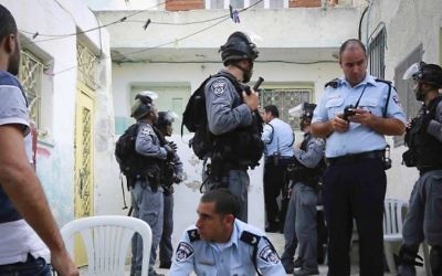 La police des frontières protège une douzaine de juifs qui emménagent à Silwan, dans  Jérusalem Est, le 30 septembre 2014. (Crédit : Sliman Khader/Flash 90)