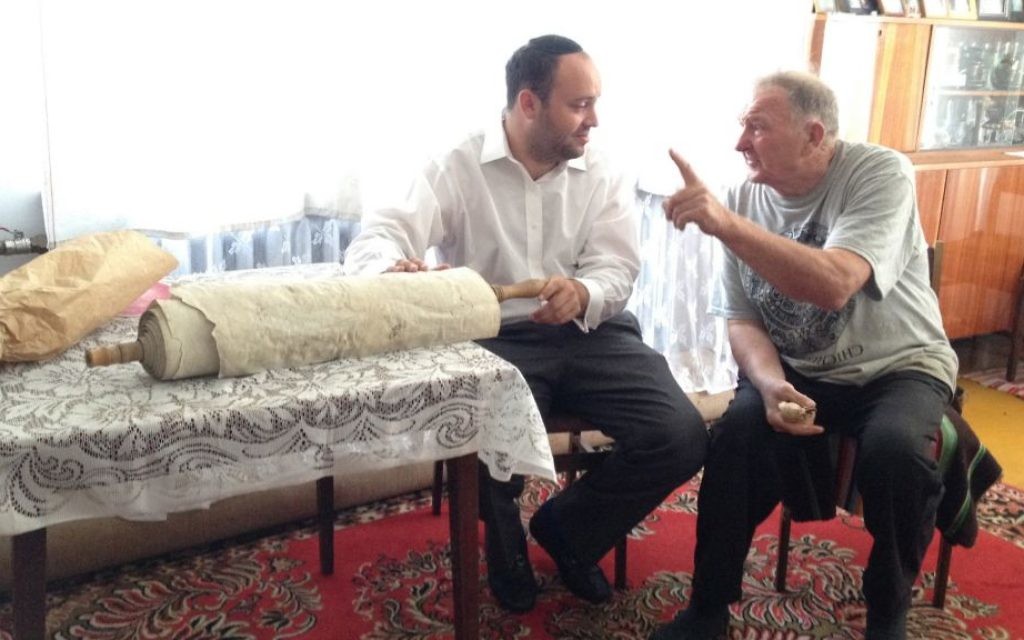 Jonny Daniels et le berger polonais Kazimierz Wroblewski, dont la famille a été chargée de rendre un rouleau de la Torah caché par des voisins juifs assassinés à Treblinka. (Crédit : autorisation)