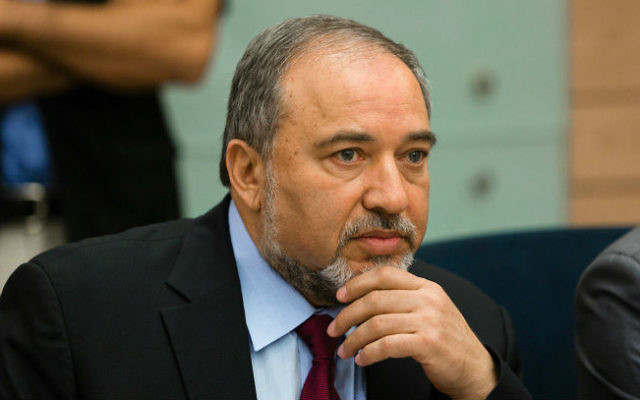 Le ministre des Affaires étrangères lors d'une réunion de la commission parlementaire des affaires étrangères et de la sécurité le 4 août (Crédit : Flash90) Le ministre des Affaires étrangères lors d'une réunion de la commission parlementaire des affaires étrangères et de la sécurité le 4 août (Crédit : Flash90)