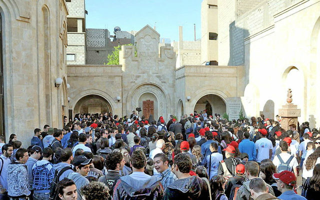 Pèlerins à l'église de Der Zor qui aurait été détruite par les combattants de l'Etat islamique (Crédit : Wikimedia commons, CC BY-SA 2.0, Preacher lad)