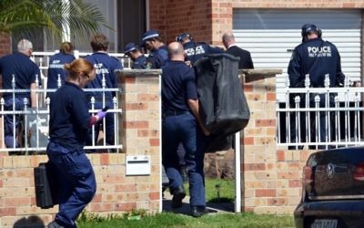 Une équipe médico-légale collectant des preuves dans une maison de Guildford, un quartier de Sydney alors que les menaces terroristes s'accroissent (Crédit : AFP PHOTO / Saeed Khan)