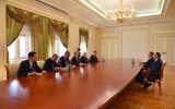 Le ministre de la Défense Moshe Yaalon rencontre le président azerbaïdjanais Ilham Aliyev à Bakou, en Azerbaïdjan, le 10 septembre 2014 (Crédit : Ariel Harmoni / Ministère de la Défense)