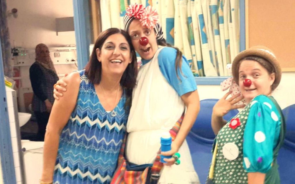 Illustration : Ilana Levy, à gauche, avec deux clowns hospitaliers faisant leur ronde dans le service de pédiatrie. (Crédit : Debra Kamin / Times of Israël)