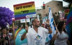 Des participants religieux à la Gay Pride de Jérusalem, le 18 septembre 2014. (Crédit : Hadas Parush/Flash90)