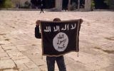 Un jeune adolescent tient un drapeau de l'Etat islamique sur le mont du Temple (Crédit : Facebook)