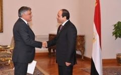 Le nouvel ambassadeur d'Israël en Egypte, Haim Koren (à gauche) et le président égyptien Abdel Fattah el-Sissi, le 14 septembre 2014 (Crédit : autorisation)