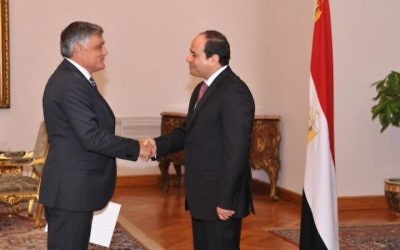 Le nouvel ambassadeur d'Israël en Egypte, Haim Koren (à gauche) et le président égyptien Abdel Fattah el-Sissi, le 14 septembre 2014 (Crédit : autorisation)