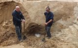 Les archéologues Wojtek Mazurek (à gauche) et Yoram Haimi, responsables des fouilles de Sobibor depuis 2007 (Avec l'aimable autorisation de Wojtek Mazurek)