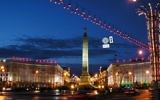 Vue nocturne sur la place de la Victoire à Minsk, Biélorussie (Crédit : Wikimedia Commons/ mikkalai - domaine public)