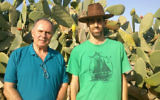 Noam et Shahar Blum, l'équipe de l'agriculture père et le fils à la Ferme Cactus Orly. (Crédit : Jessica Steinberg / Times of Israël)