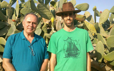 Noam et Shahar Blum, l'équipe de l'agriculture père et le fils à la Ferme Cactus Orly. (Crédit : Jessica Steinberg / Times of Israël)