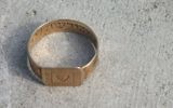 Bague avec l'inscription « Te voici consacrée à moi » (Crédit : autorisation Yad Vashem)