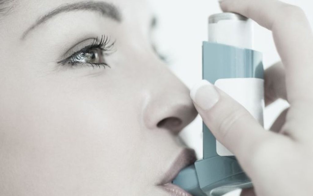 Illustration d'une personne se soignant avec de la ventoline (Crédit : via Shutterstock)