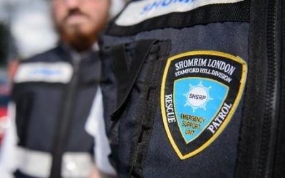 Des membres de la patrouille de volontaires des Shomrim près de Londres (Crédit : AFP/Leon Neal)