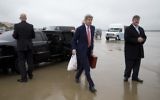 Le Secrétaire d'Etat américain John Kerry sur le tarmac dans la base aérienne Andrews dans le Maryland, en route pour le Caire, le 11 octobre 2014. (Crédit : Carolyn Kaster/Pool/AFP)