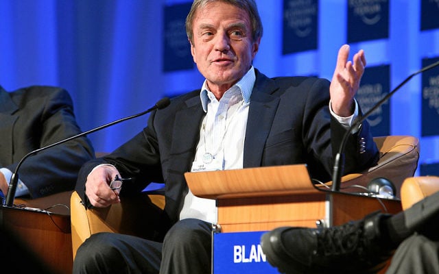 Bernard_Kouchner au Forum Économique Mondial à Davos en 2008 (Crédit : wikipedia communs/ CC BY 2.0)