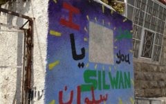Un mur avec un graffiti dans le quartier de Silwan (Crédit : Elhanan Miller/Times of Israel)