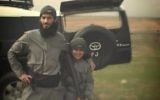 Un membre présumé de l'État islamique et son fils, du groupe "jeune martyr," tous les deux auraient été tués dans un raid aérien américain. (Crédit photo: @ ISTimes1, Twitter)