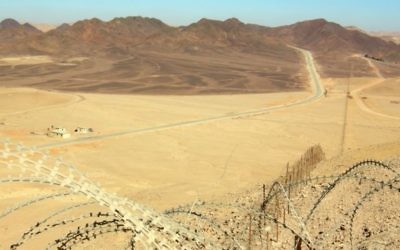 La frontière israélo-égyptienne, dans le désert du Sinaï. (Crédit : domaine public/Wilson44691/Wikimedia commons)