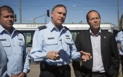 Le chef de la police Yohanan Danino (C), le commandant de la police Moshe Edri et le maire de Jérusalem, Nir Barkat (D) lors d'une tournée dans les quartiers de Beit Hanina et de Shuafat à Jérusalem-Est. 22 octobre 2014. (Crédit : Miriam Alster / Flash90)