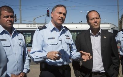 Le chef de la police Yohanan Danino (C), le commandant de la police Moshe Edri et le maire de Jérusalem, Nir Barkat (D) lors d'une tournée dans les quartiers de Beit Hanina et de Shuafat à Jérusalem-Est. 22 octobre 2014. (Crédit : Miriam Alster / Flash90)