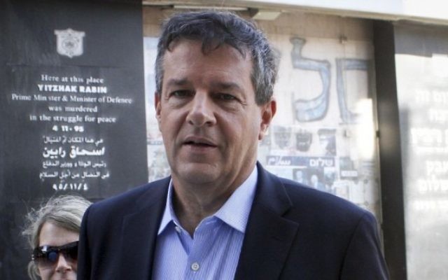 Yuval Rabin visite le mémorial de son père, le Premier ministre israélien assassiné Yitzhak Rabin, à Tel Aviv, le 22 octobre 2014. (Crédit : Flash90)