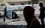 Des Palestiniens masqués s'affrontent avec des policiers israéliens à Abu Tor - 30 octobre 2014 (Crédit : Hadas Parush/Flash90)
