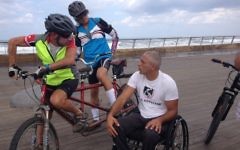 Gabriel Cordel discutant avec les cyclistes Ofer Eisenberg et Nir Caspi le 29 septembre 2014 (Crédit : Renee Ghert-Zand)