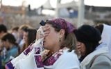 Les membres des Femmes du Mur, avec taliths et téfilins, pour les prières du Rosh Hodesh au mur Occidental, le 4 décembre 2013. (Crédit : Hadas Parush/Flash90)