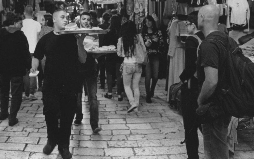 'Lunch delivery, Arab market, Jerusalem' [livraison d'une commande, marché arabe, Jérusalem] (Crédit : Paul Margolis)