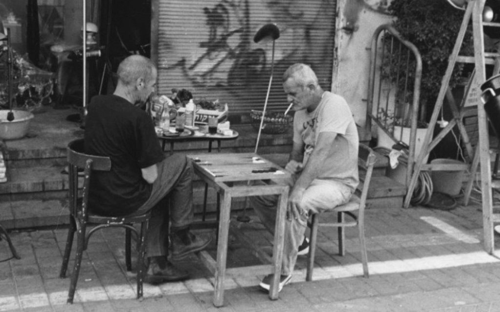 'Shesh-besh players in Old Yaffo' [Des personnes jouant au Shesh Besh à Old Yaffo] (Crédit : Paul Margolis)