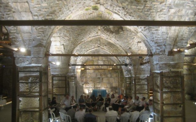Une partie de l'auberge médiévale, ou khan, construite en 1337 par les Mamelouks (Crédit : Ilan Ben Zion/Times of Israel staff)
