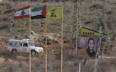 Photo d'archives : Drapeaux palestinien et du Hezbollah libanais sur le côté nord de la frontière d'Israël avec le Liban (Crédit : Hamad Almakt / Flash90 / fichier)