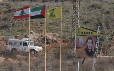 Photo d'archives : Drapeaux palestinien et du Hezbollah libanais sur le côté nord de la frontière d'Israël avec le Liban (Crédit : Hamad Almakt / Flash90 / fichier)