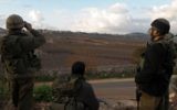 Des soldats israéliens postés à la frontière libanaise en 2009 (Crédit : Hamad Amalkt/Flash 90)
