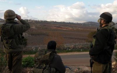 Des soldats israéliens postés à la frontière libanaise en 2009 (Crédit : Hamad Amalkt/Flash 90)