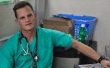 Dr Adam Kawalek, photographié ici à Haïti en 2010, s'est porté volontaire dans la bande de Gaza cet été avec l'International Medical Corps. (Autorisation)