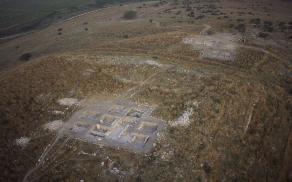 Une vue aérienne de Tel Burna, un site cananéen près de Kiryat Gat. (Crédit : autorisation Skyview)