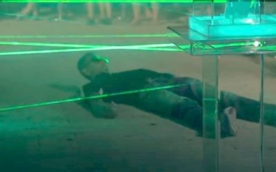 Un très agile Israélien essayant de battre le labyrinthe de laser LG à Tel Aviv (Crédit : autorisation)