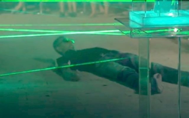 Un très agile Israélien essayant de battre le labyrinthe de laser LG à Tel Aviv (Crédit : autorisation) Un très agile Israélien essayant de battre le labyrinthe de laser LG à Tel Aviv (Crédit : autorisation)